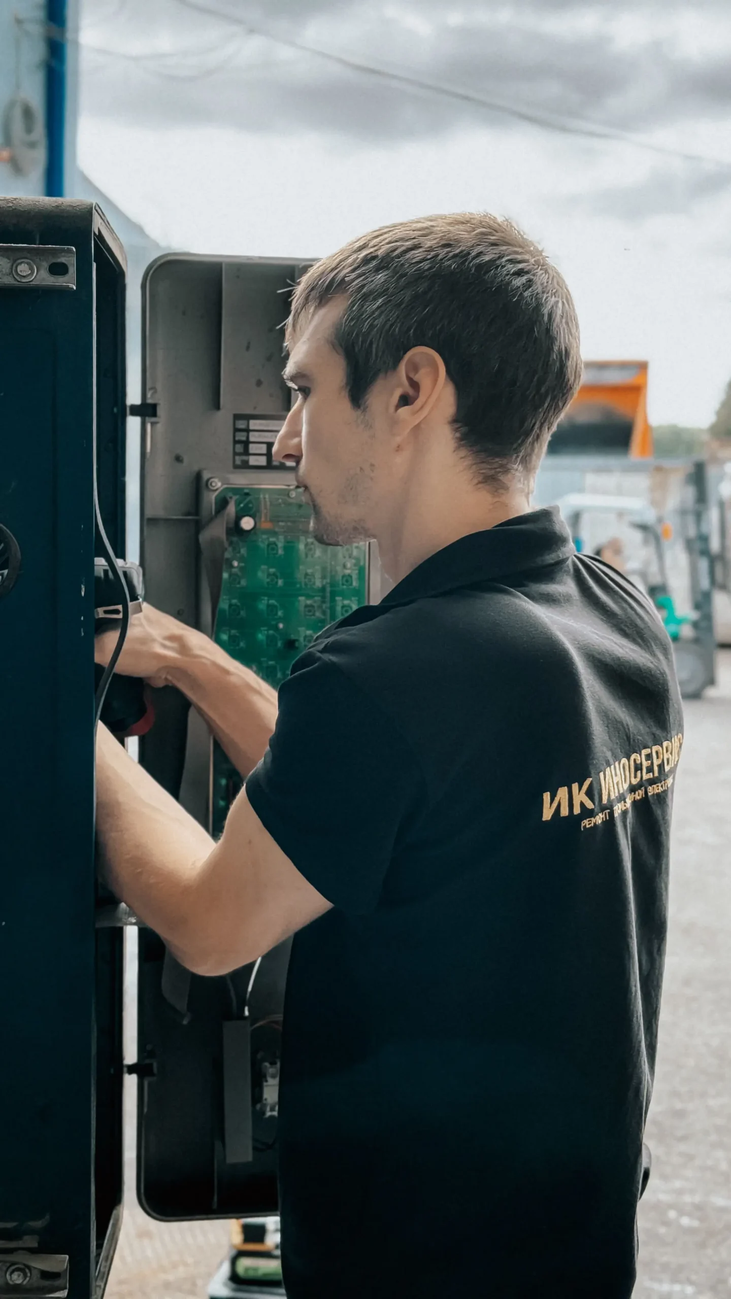 Outdoor HVAC electrical equipment associated with air conditioner startup and cycling